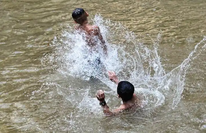 高难度动作弯弯的小河流走了童年,但"日照小河戏水影"的童年记忆,如