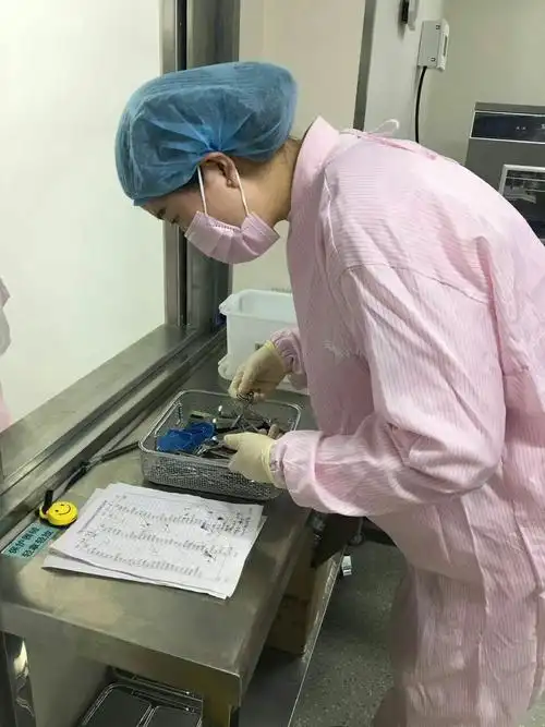 护士正在清点器械