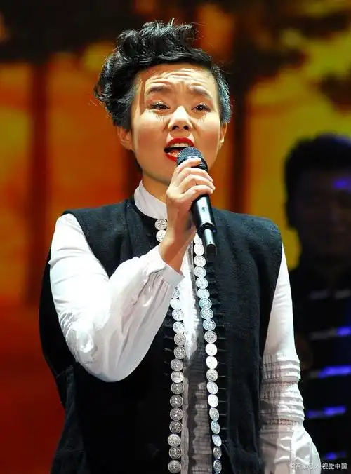 看破红尘执意出家削发为尼二十五年后歌手李娜过得怎么样了