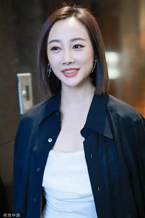 组图李纯穿白色抹胸长裙出席活动棕红色短直发气质出众