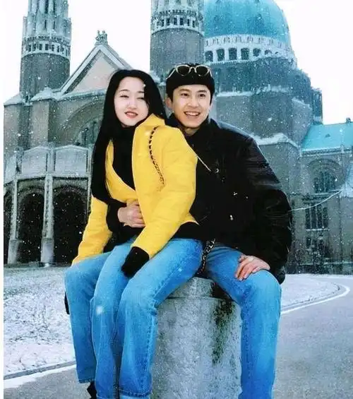 53杨钰莹现身南昌被偶遇,穿搭惹争议,女神生图脸部坑洼认不出