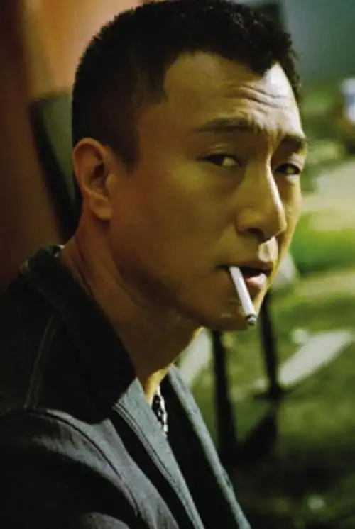 明星也抽烟?这些帅哥的抽烟姿势,刘德华很帅,有人抽的空虚寂寞|谢霆锋