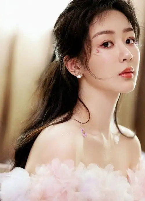 杨紫晒剧组美照,童心未泯甜美歪头杀,范丞丞也是个搞笑的人