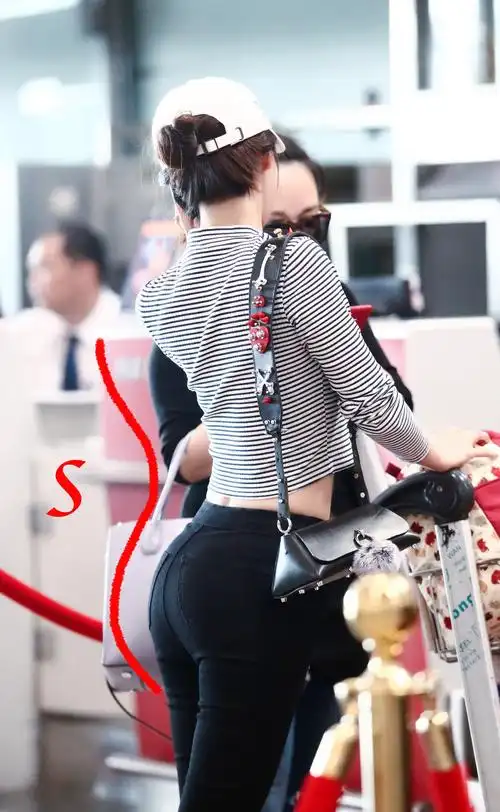 活捉曲腰精so easy!李菲儿露脐翘臀身材火爆