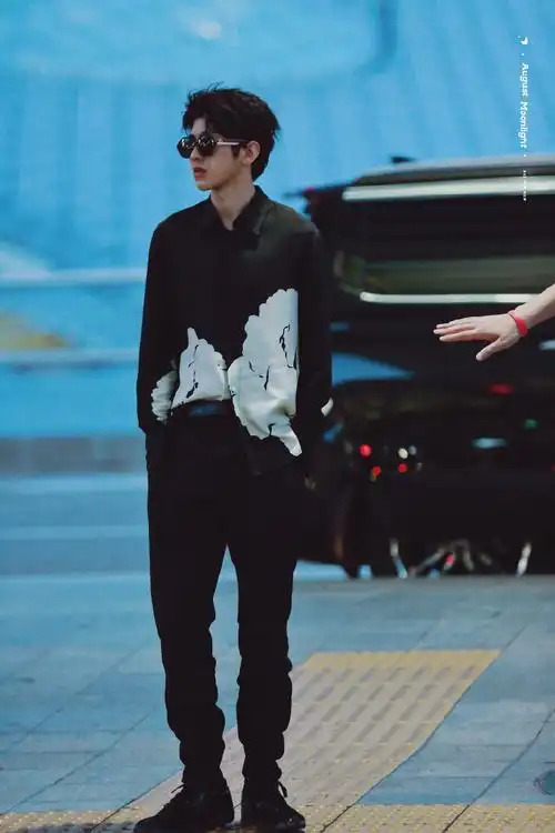 谁能想到机场过马路也有纪念日  六年啦!  #蔡徐坤