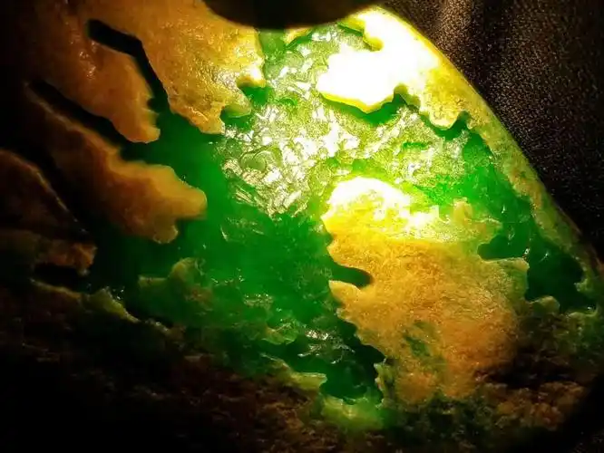 翡翠玻璃种帝王绿原石长得这个样的.