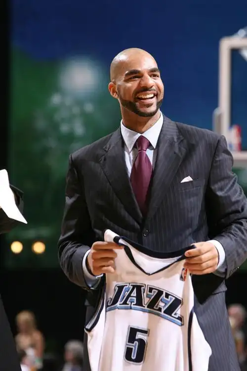 p>卡洛斯·布泽尔(carlos boozer),1981年11月20日出生于德国西德