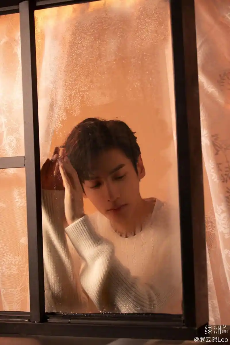 罗云熙七夕大片太有故事感了,白色毛衣配深情眼神简直是男友本人