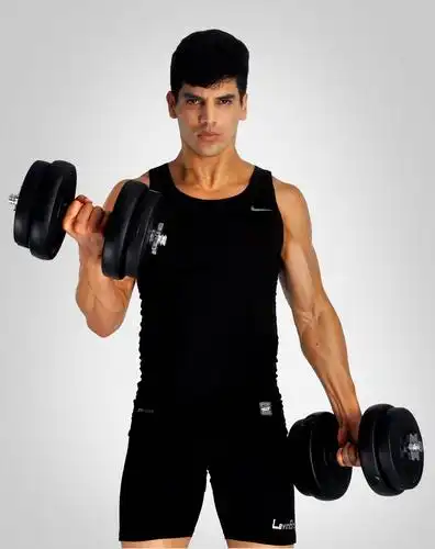 30岁的他无戏可拍,坚持健身,帅帅的释小龙又回来了