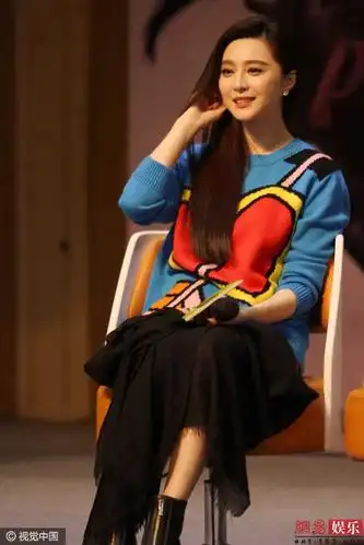 范冰冰穿超短裙出席活动,害怕走光全程盖着黑布