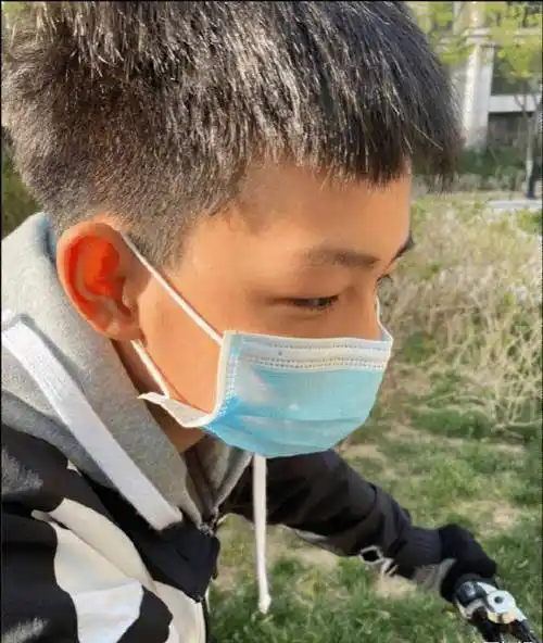 白百何儿子长大了,13岁元宝五官精致阳光帅气,长得比爸妈好看_陈羽凡