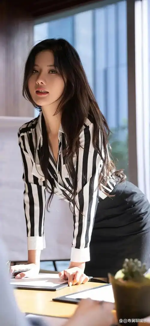 办公室短裙风尚,火辣身材抢眼登场!职场t台,美女吸引力十足!