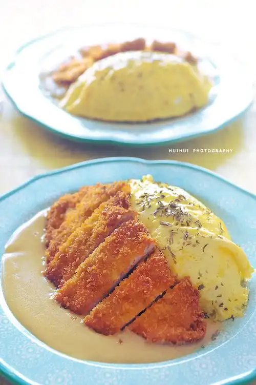 早安,今日早餐:咖喱鸡排蛋包饭 枇杷 豆浆. 鸡排咖喱蛋包饭好好吃!