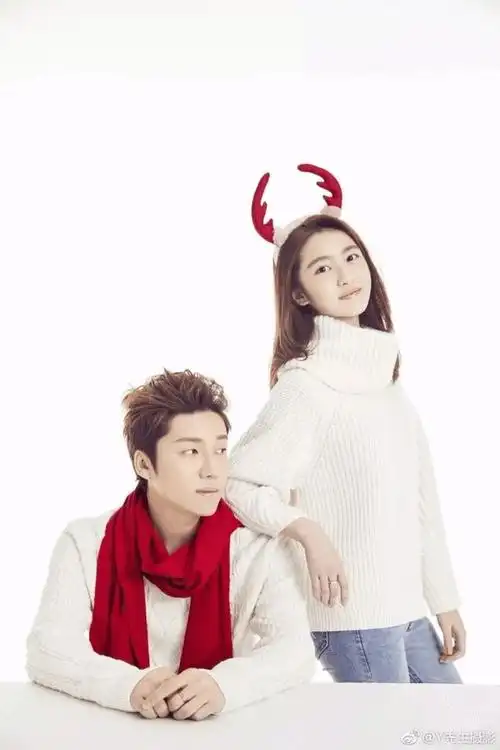 甜蜜圣诞大片:感觉小萝莉笑起来有点像林依晨啊~张木易扮成圣诞老人