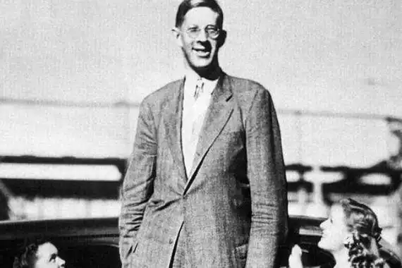 据说罗伯特·潘兴·瓦德罗是家中五个兄妹的最大的一个,除了他之外