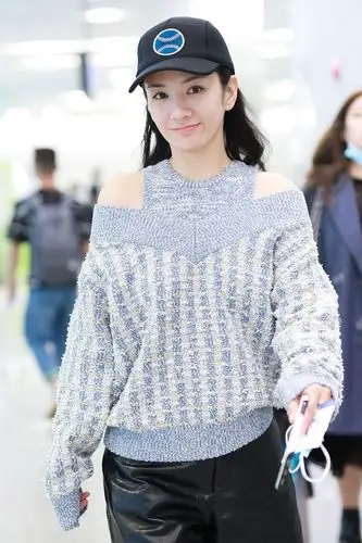 黄奕现身画展43岁的素颜油腻出汗脸凹凸不平有了真实的样子