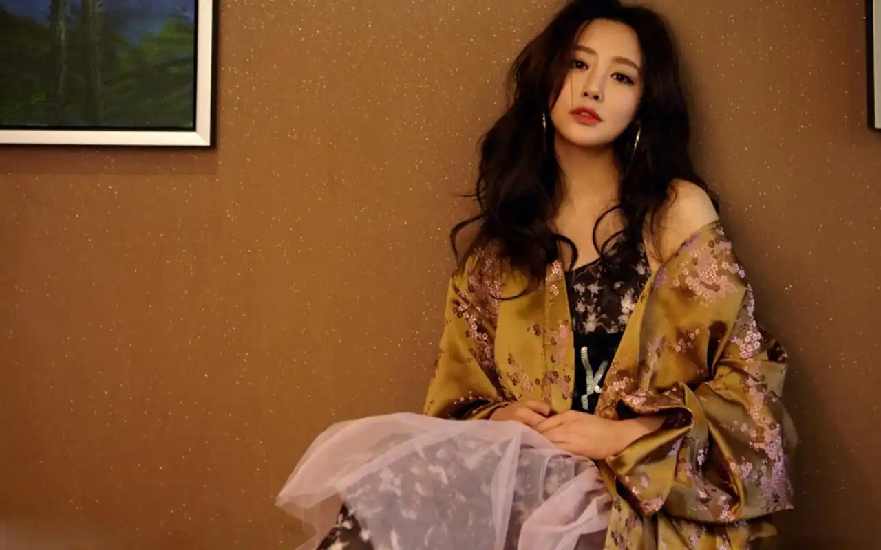 美女演员李纯性感迷人写真桌面壁纸高清大图预览1920x1200_大陆明星