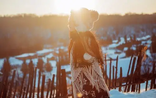 长发美女冬日雪地户外写真电脑壁纸