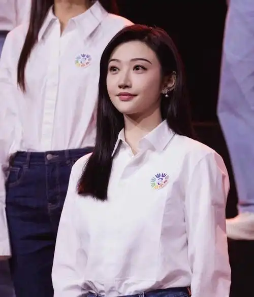 景甜真是越来越好看了衬衫搭牛仔裤简约帅气长发披肩太显气质