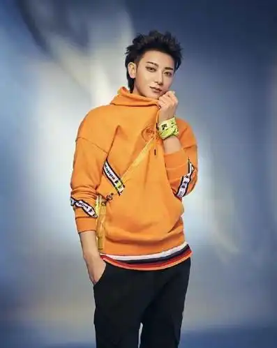 黄子韬新照!橘色卫衣配皮裤穿出五五分,183厘米身高看不出优势
