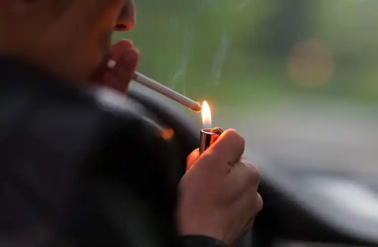 995围观开车摸副驾驶乘客大腿要记3分真相让人大跌眼镜