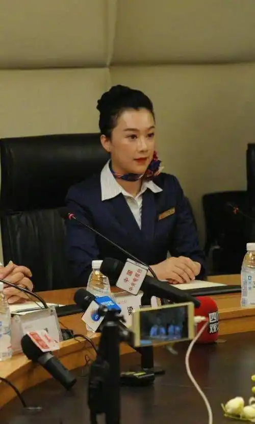《中国机长》乘务长原型美艳私照曝光!温婉大气,比袁泉还美!