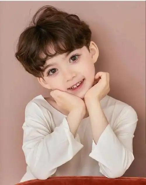 5岁萌宝发量惊人,帅气发型穿搭不输小鲜肉,他才是全网最靓的崽