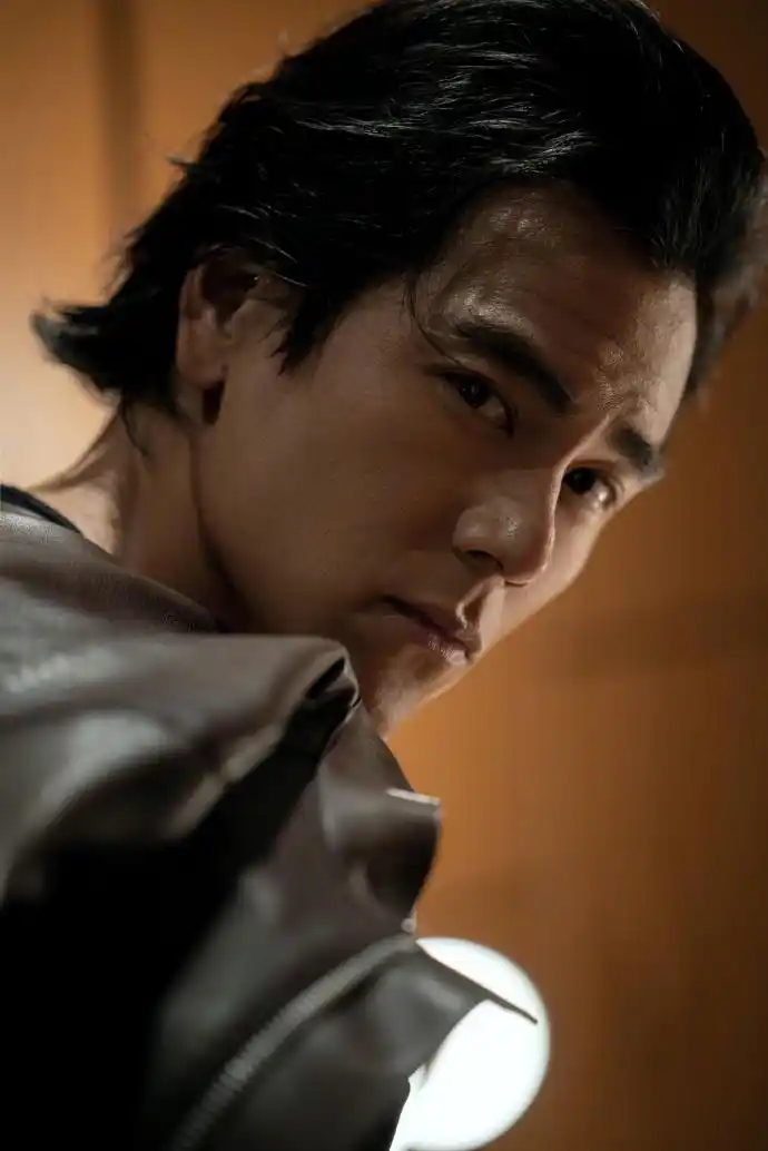 彭于晏皮衣造型硬朗利落荷尔蒙爆棚