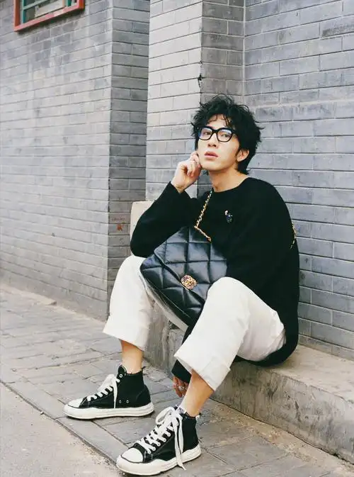 原创井柏然工作室晒最新写真牛仔衣搭配羊毛卷日系造型魅力十足