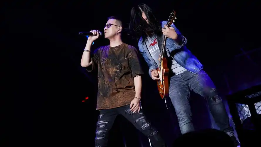 汪峰上海演唱会圆满落幕敲下命运之锤