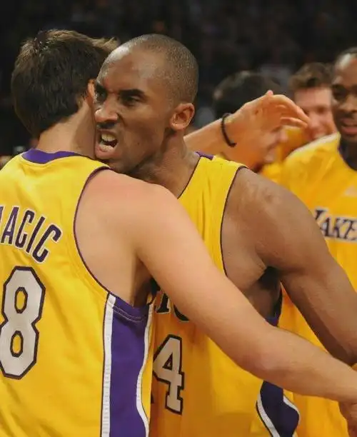 2013年遭遇跟腱断裂,巅峰期就结束了|神坛|科比|跟腱断裂_新浪新闻