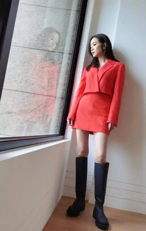 原创侯佩岑43岁状态太绝逆龄美肌娇媚无比身材更是比20少女还出众