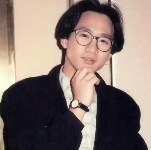 为什么说黄家驹是beyond的灵魂他逝世40年后为何还有这么多人喜欢他