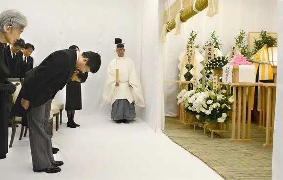 日本皇室葬礼:雅子妃眼含泪水黑纱出席,纪子却出国游玩