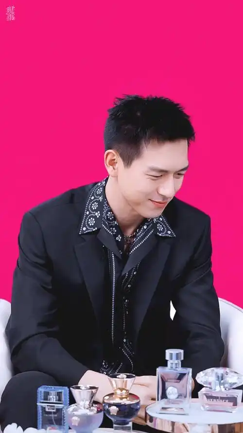 李现情人节侧颜随拍##李现范思哲全球香水代言人