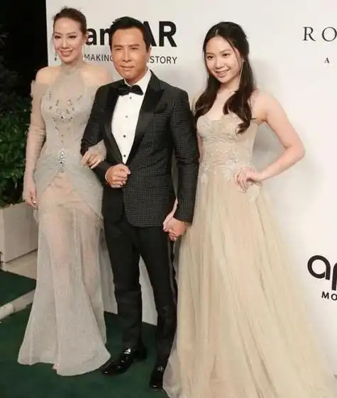 甄子丹妻子美得挺大方骨架有点宽但模特身材仍在穿透视裙好美