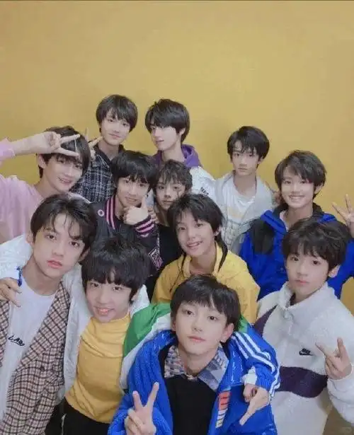 第一代成员完全是靠自身高颜值取胜,第二代也还不错.