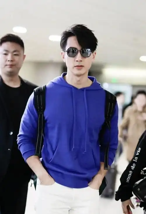 吴尊穿卫衣秀出好身材穿白裤子都不显胖40岁颜值不输小鲜肉