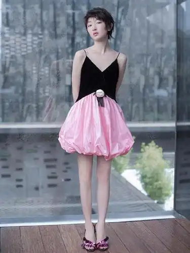 周冬雨换新发型?穿吊带裙白到发光,网友:学窦靖童?