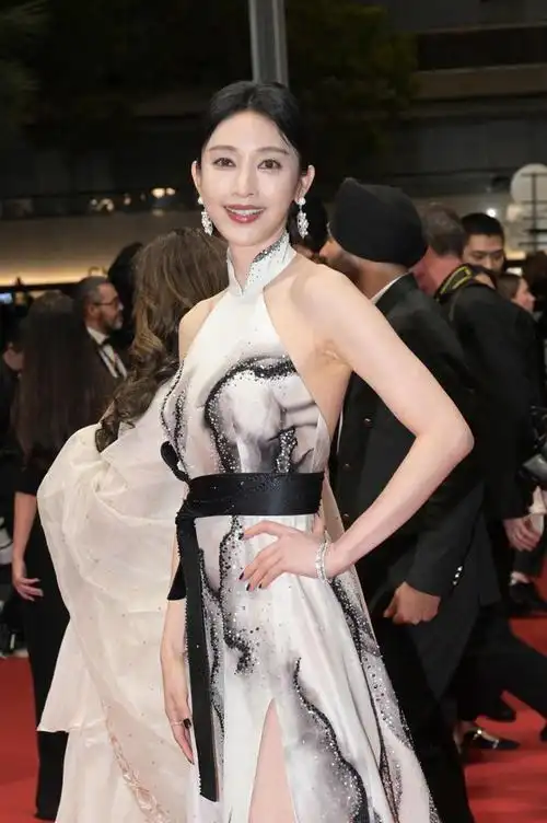 东方大美人张俪戛纳红毯首秀,姐姐这身材肯定迷倒了不少老外