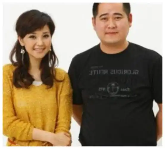 46岁的方琼和丈夫自拍照晒出,隐瞒了15年的丈夫露脸,原来是他