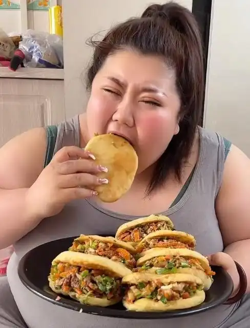 300斤女网红大胖媳妇结婚4年遭丈夫冷嘲热讽脸比猪头大