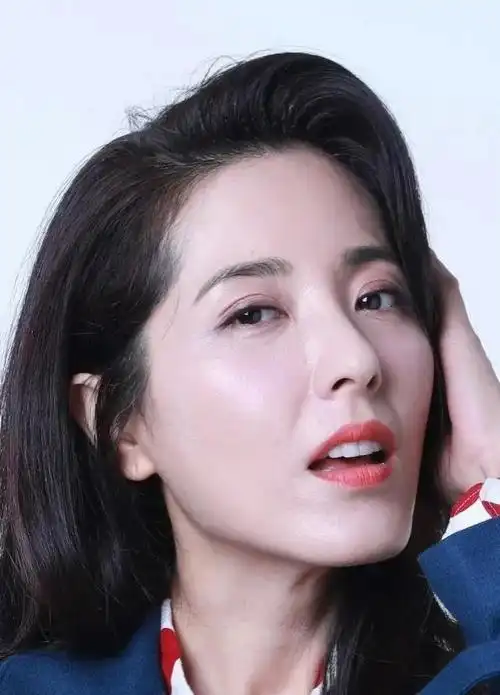 曾黎高清怼脸照 高级颜值不愧是中戏女神校花_网易订阅