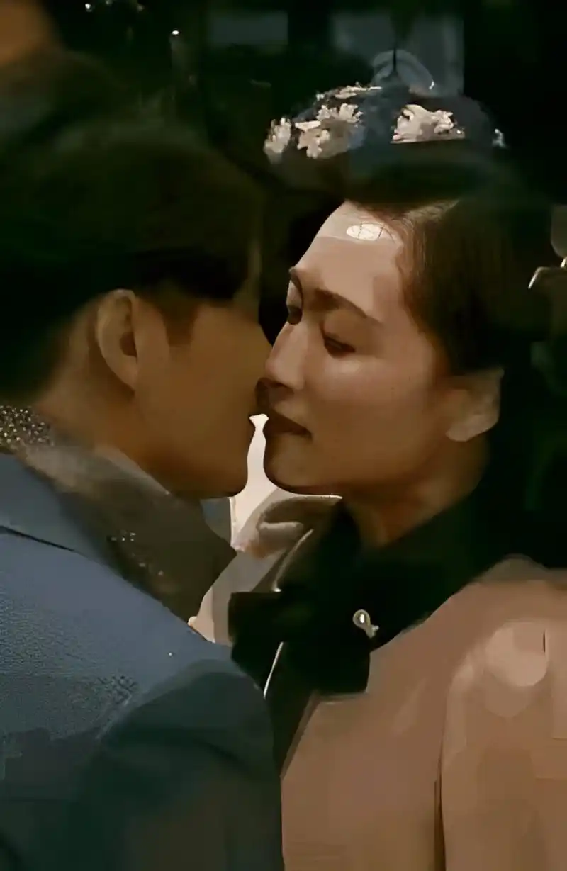 有一次,陈坤和万茜接吻戏,导演喊卡后,两人依旧眼神深情,久久无法自拔