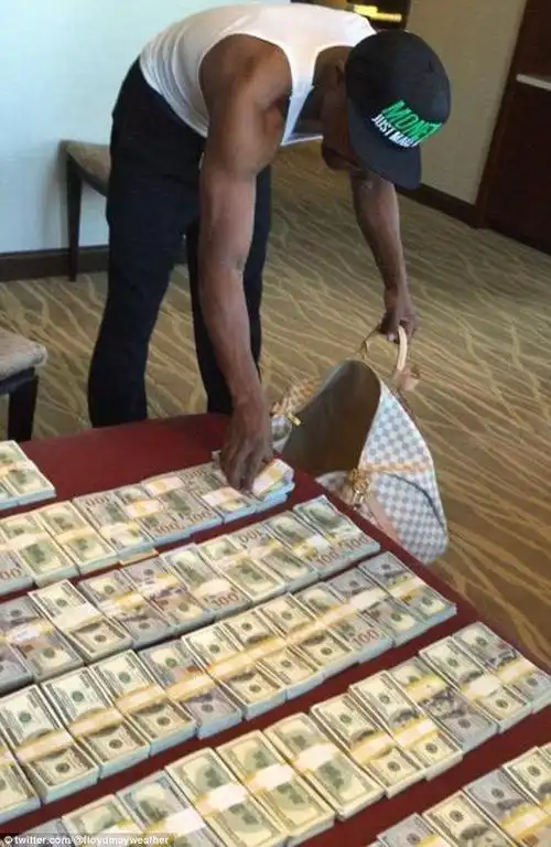 梅威瑟炫富再升级将美元推入旅行袋随身携带