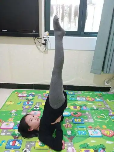肩倒立:加强身体的控制能力