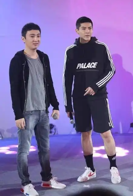 何猷君同框王思聪,一个职场精英,一个嘻哈少年,差距一目了然