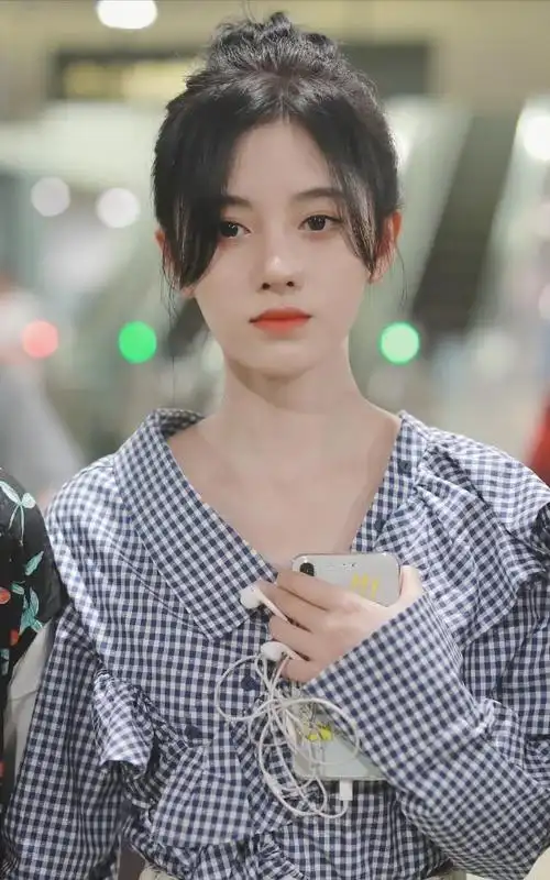 见多了鞠婧祎披着头发的样子,偶尔看到她扎丸子头,我好像心动了_手机