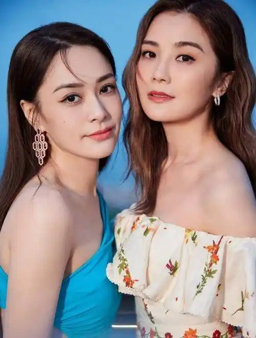 twins芭莎封面,阿娇吊带抹胸,阿sa秀蚂蚁腰,出道22年仍是少女_穿着_时