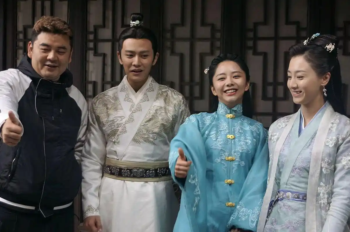 谭松韵和任嘉伦,笑得好开心呀[嘻嘻]!